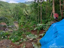 Tebing Longsor di Kokap Kulon Progo, Tutup Jalan-4 Rumah Terancam