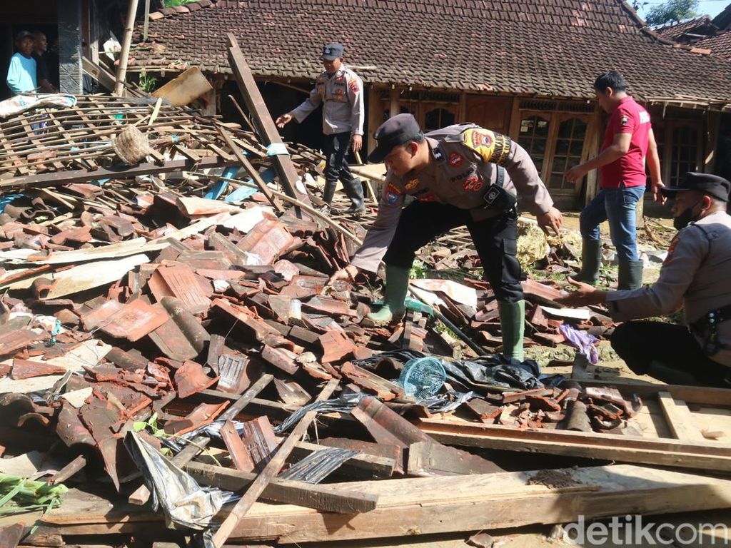 Banyak Rumah Rusak, Ratusan Korban Banjir di Pati Masih Mengungsi