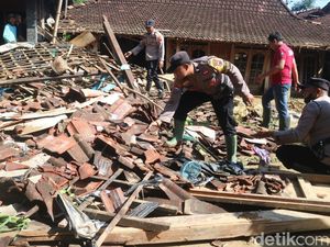 Cerita Warga Terdampak Banjir Sinomwidodo Pati: Air 2 Meter di Dalam Rumah Cerita Warga Terdampak Banjir Sinomwidodo Pati: Air 2 Meter di Dalam Rumah