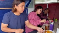 Kulineran Seru Billy Syahputra dari Jajan Pie hingga Makan Semur Jengkol