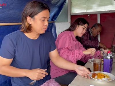 Kulineran Seru Billy Syahputra dari Jajan Pie hingga Makan Semur Jengkol
