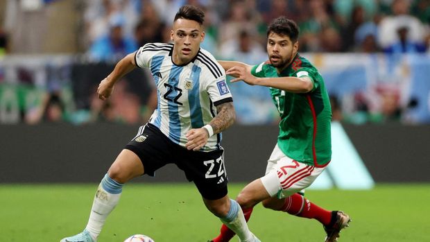 Soccer Football - FIFA World Cup Qatar 2022 - Group C - Argentina v Mexico - Lusail Stadium, Lusail, Qatar - November 26, 2022 Argentina's Lautaro Martinez in action with Mexico's Nestor Araujo REUTERS/Matthew Childs
