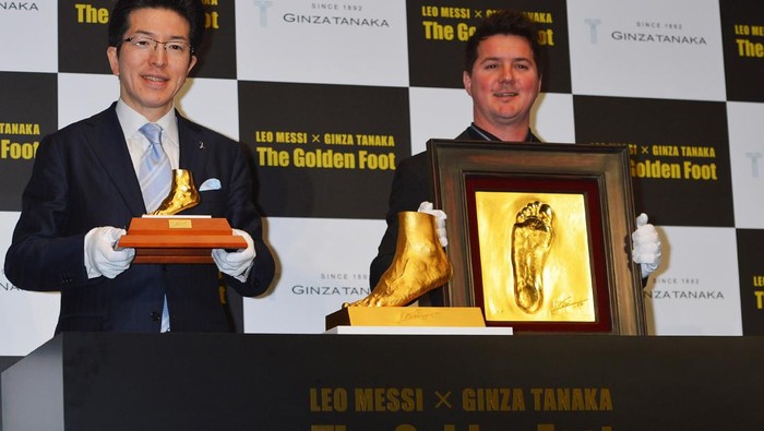 Lihat Lagi Patung Emas Kaki Messi yang Bernilai Rp 51 M TOKYO, JAPAN - MARCH 06: Golden statue of the left foot of Lionel Messi is displayed at the launching at Harajuku Quest Hall on March 6, 2013 in Tokyo, Japan. The 25-kilogram golden replica of the four-time Ballon d'Or winner will be on sale from March 7, at the price of 498.7 million Japanese yen. (Photo by Koki Nagahama/Getty Images)