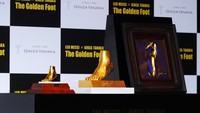 Selain replika kaki emas dengan lebar 28 cm dan tebal 16 cm itu, Tanaka juga akan menjual versi miniatur dan pelat emas dari tapak kaki Messi.  