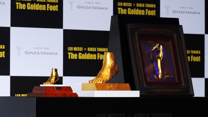 Lihat Lagi Patung Emas Kaki Messi yang Bernilai Rp 51 M TOKYO, JAPAN - MARCH 06: Golden statue of the left foot of Lionel Messi is displayed at the launching at Harajuku Quest Hall on March 6, 2013 in Tokyo, Japan. The 25-kilogram golden replica of the four-time Ballon d'Or winner will be on sale from March 7, at the price of 498.7 million Japanese yen. (Photo by Koki Nagahama/Getty Images)