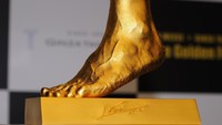 Patung emas kaki dengan berat 25 kilogram tersebut dijual kepada publik dengan harga 3,5 juta pounds atau setara dengan Rp 51 miliar. Perusahaan pembuat replika patung emas kaki Messi, Ginza Tanaka, mengungkapkan alasan utama mereka membuat patung tersebut adalah untuk menandai kesuksesan Messi meraih penghargaan Ballon d’Or empat kali berturut-turut.  