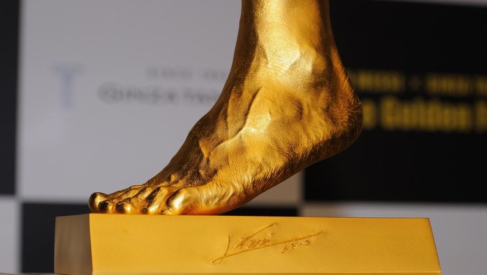 TOKYO, JAPAN - MARCH 06:  Golden statue of the left foot of Lionel Messi is displayed at the launching at Harajuku Quest Hall on March 6, 2013 in Tokyo, Japan. The 25-kilogram golden replica of the four-time Ballon d'Or winner will be on sale from March 7, at the price of 498.7 million Japanese yen.  (Photo by Koki Nagahama/Getty Images)
