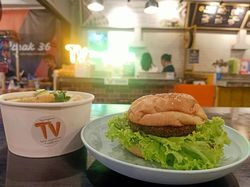 Mencicipi Lezatnya Burger-Pempek Vegetarian yang Yummy-Bikin Nagih