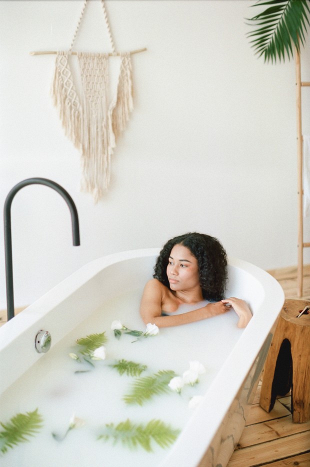 salah satu rahasia kecantikan mereka adalah dengan mandi susu