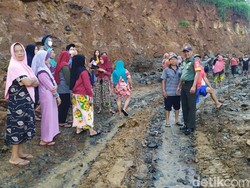 Massa Tutup Paksa Tambang Ilegal di Sungai Batang, Mayoritas Emak-emak