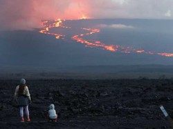 Letusan Gunung Api Terbesar Sejagat Malah Jadi Tontonan Warga