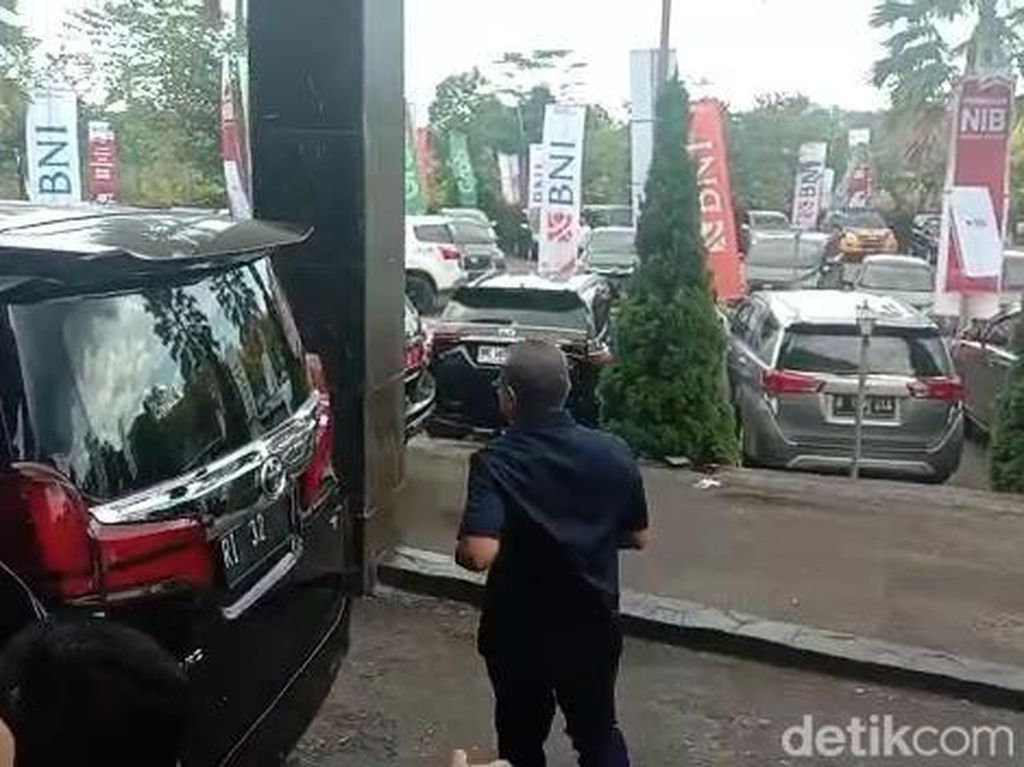 Mendag Zulhas Ngacir Saat Ditanya Titip Keponakan Masuk Unila Mendag Zulhas Ngacir Saat Ditanya Titip Keponakan Masuk Unila