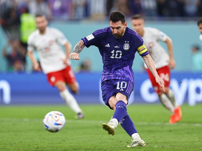 DOHA, QATAR - NOVEMBER 30: Lionel Messi of Argentina takes a penalty kick during the FIFA World Cup Qatar 2022 Group C match between Poland and Argentina at Stadium 974 on November 30, 2022 in Doha, Qatar. (Photo by Pawel Andrachiewicz/PressFocus/MB Media/Getty Images)