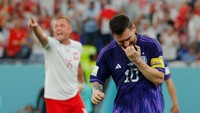 Messi nampak kecewa dan kesal usai gagal mengeksekusi penalti. Untungnya mental Messi dkk tidak jeblok dan di babak kedua, mereka mencetak dua gol kemenangan dari Alexis Mac Allister di menit ke-46 serta Julian Alvarez di menit ke-67. Tim Tango sukses melaju ke babak 16 besar Piala Dunia 2022. Odd Andersen/AFP/Getty Images
