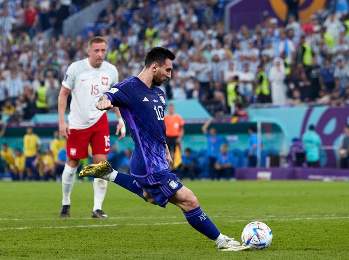 Momen Messi Gagal Penalti, Rekor Buruk Nodai Kemenangan Argentina DOHA, QATAR - NOVEMBER 30: Lionel Messi of Argentina takes a penalty saved by Wojciech Szczesny of Poland during the FIFA World Cup Qatar 2022 Group C match between Poland and Argentina at Stadium 974 on November 30, 2022 in Doha, Qatar. (Photo by Juan Luis Diaz/Quality Sport Images/Getty Images)