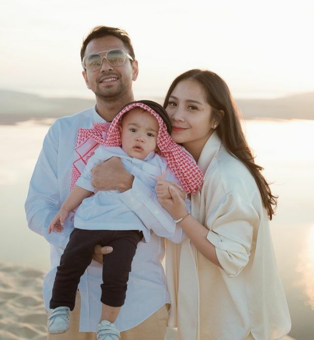 Nagita Slavina dan Keluarga/Foto: Instagram @raffinagita1717 Potret Naga Slavina dan Keluarga di Gurun Pasir Qatar