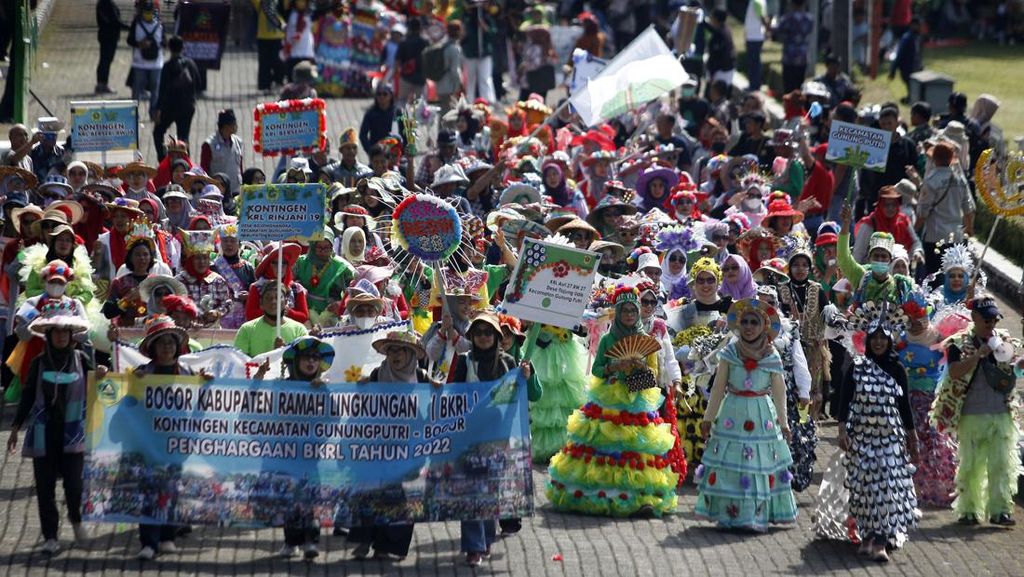 Antusias Warga Pakai Busana Daur Ulang Sampah saat Parade di Bogor Antusias Warga Pakai Busana Daur Ulang Sampah saat Parade di Bogor
