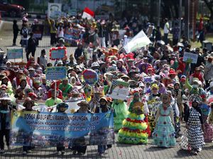 Antusias Warga Pakai Busana Daur Ulang Sampah saat Parade di Bogor Antusias Warga Pakai Busana Daur Ulang Sampah saat Parade di Bogor