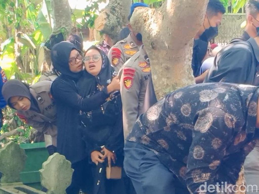 Pemakaman Haru Kru Helikopter Polri Jatuh Asal Magetan Pemakaman Haru Kru Helikopter Polri Jatuh Asal Magetan