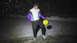 Di Tengah Riuh Piala Dunia, Fans di Ukraina Main Bola dalam Gulita