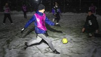 Mereka hanya bisa bermain sepakbola di lapangan kecil dan hanya memanfaatkan cahaya senter.  