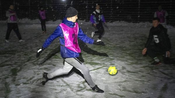Di Tengah Riuh Piala Dunia, Fans di Ukraina Main Bola dalam Gulita
