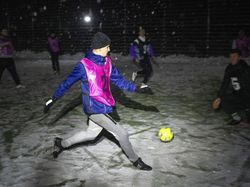 Di Tengah Riuh Piala Dunia, Fans di Ukraina Main Bola dalam Gulita