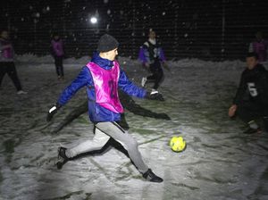 Di Tengah Riuh Piala Dunia, Fans di Ukraina Main Bola dalam Gulita