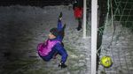 Di Tengah Riuh Piala Dunia, Fans di Ukraina Main Bola dalam Gulita