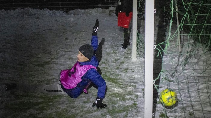 Penggemar Piala Dunia di Ukraina Merana, Hanya Bisa Main Bola di Kegelapan Men take part in a soccer game during a blackout in Irpin, Kyiv region, Ukraine, Tuesday, Nov. 29, 2022. For soccer lovers in Ukraine, Russia's invasion and the devastation it has wrought have created uncertainties about both playing the sport and watching it. For Ukrainians these days, soccer trails well behind mere survival in the order of priorities. (AP Photo/Andrew Kravchenko)