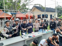 Barbar di Kampung Bahari Saat Petasan dan Batu Dilempar ke Polisi
