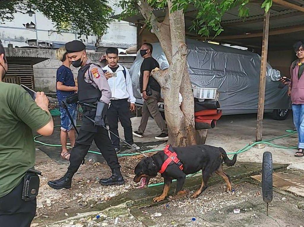 Polisi Dibantu Anjing Pelacak Tangkap 8 Pemakai Narkoba Kampung Boncos