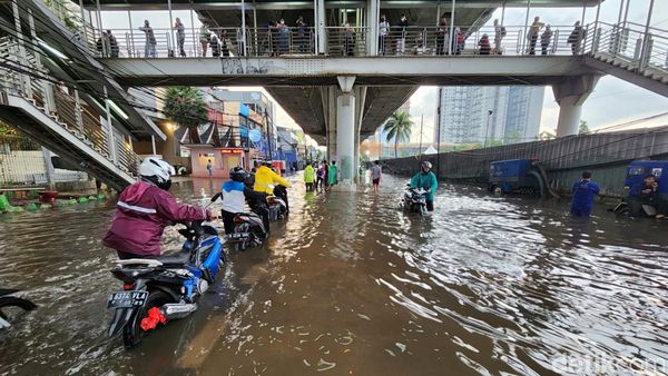 Perempatan Seskoal Jaksel Tergenang, Pemotor Ramai-ramai Tuntun Kendaraan
