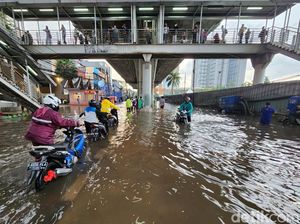 Perempatan Seskoal Jaksel Tergenang, Pemotor Ramai-ramai Tuntun Kendaraan