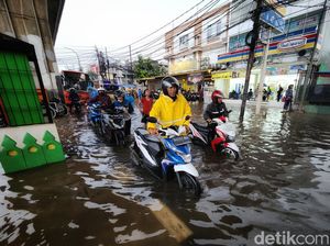 Jalan Ciledug Raya Banjir, Air Disedot Petugas Dinas SDA