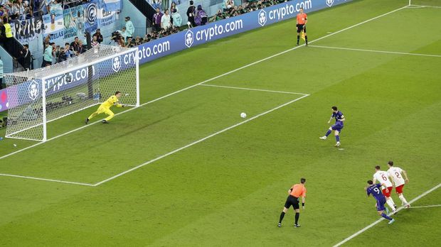Soccer Football - FIFA World Cup Qatar 2022 - Group C - Poland v Argentina - Stadium 974, Doha, Qatar - November 30, 2022 Poland's Wojciech Szczesny saves a penalty from Argentina's Lionel Messi REUTERS/Issei Kato