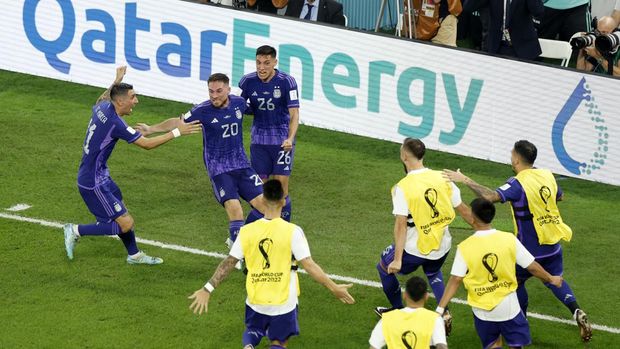 Soccer Football - FIFA World Cup Qatar 2022 - Group C - Poland v Argentina - Stadium 974, Doha, Qatar - November 30, 2022 Argentina's Alexis Mac Allister celebrates scoring their first goal with teammates REUTERS/Issei Kato