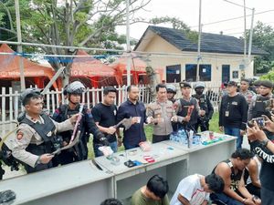 Momen Polisi Gerebek Narkoba di Kampung Bahari Diwarnai Tembakan Petasan Momen Polisi Gerebek Narkoba di Kampung Bahari Diwarnai Tembakan Petasan