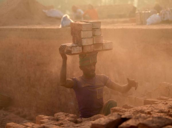Potret Kerja Keras Buruh Batu Bata di Bangladesh