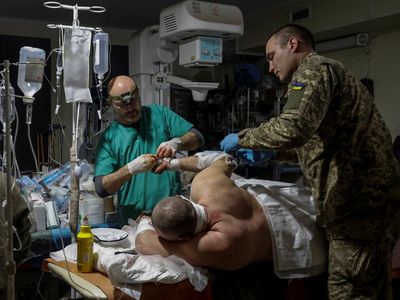 Potret Kesibukan Tim Medis Ukraina Saat Invasi Rusia Terus Berlanjut