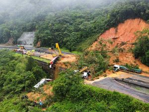 Potret Longsor di Brasil yang Putuskan Jalan dan Timbun Kendaraan