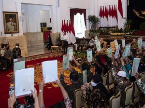 Canda Jokowi Bagikan Sertifikat Tanah: Ada yang Tak Senang, Saya Beri Sepeda!