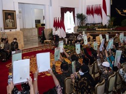 Canda Jokowi Bagikan Sertifikat Tanah: Ada yang Tak Senang, Saya Beri Sepeda!