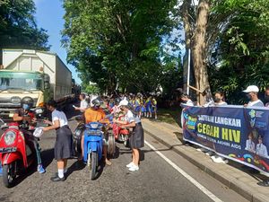 Siswa Jembrana Bagi-bagi Bunga-Orasi Peringatan Hari AIDS Sedunia