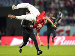 Suporter Masuk Lapangan Bawa Bendera Palestina Saat Laga Tunisia Vs Prancis