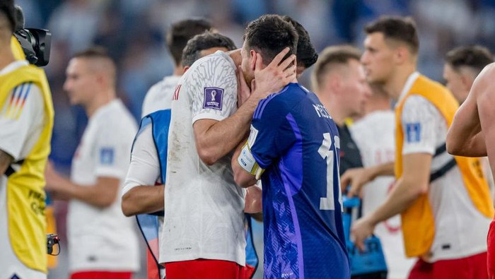 DOHA, QATAR - NOVEMBER 30: Lionel Messi (R) of Argentina shake hands with Robert Lewandowski of Poland during the FIFA World Cup Qatar 2022 Group C match between Poland and Argentina at Stadium 974 on November 30, 2022 in Doha, Qatar. (Photo by Marvin Ibo Guengoer - GES Sportfoto/Getty Images)