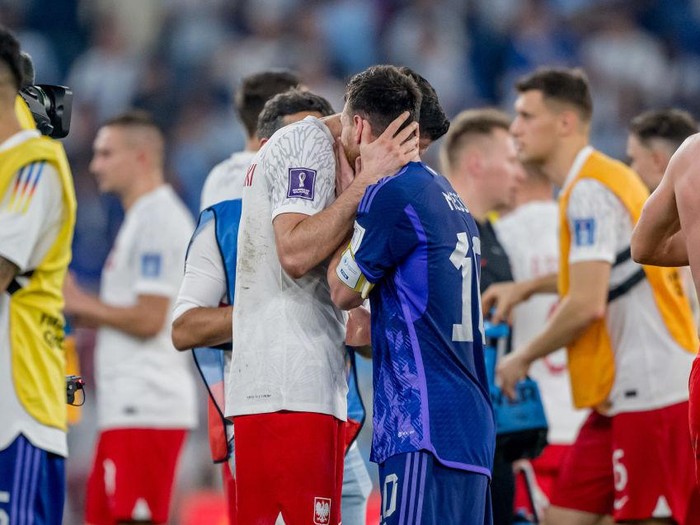 DOHA, QATAR - NOVEMBER 30: Lionel Messi (R) of Argentina shake hands with Robert Lewandowski of Poland during the FIFA World Cup Qatar 2022 Group C match between Poland and Argentina at Stadium 974 on November 30, 2022 in Doha, Qatar. (Photo by Marvin Ibo Guengoer - GES Sportfoto/Getty Images)