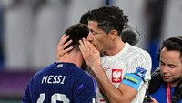 Di atas lapangan, ada adegan Lewandowski dan Messi saling berbisik. Foto: Anadolu Agency via Getty Images/Anadolu Agency