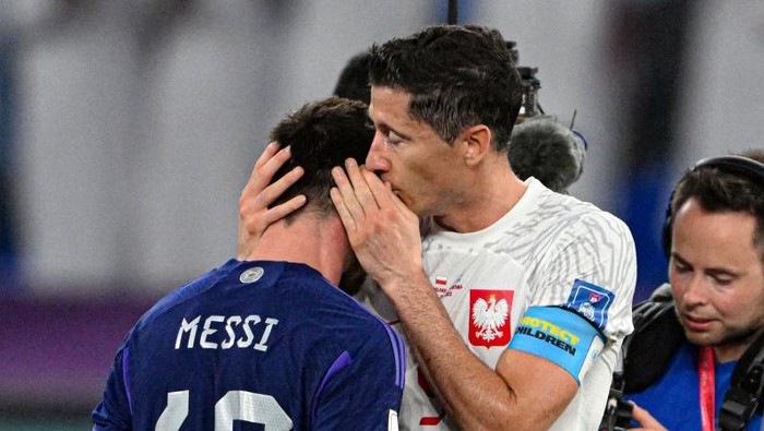 DOHA, QATAR - NOVEMBER 30: Lionel Messi (10) of Argentina, Robert Lewandowski (9) of Poland greet each other during the FIFA World Cup Qatar 2022 Group C match between Poland and Argentina at Stadium 974 on November 30, 2022 in Doha, Qatar. (Photo by Salih Zeki Fazlioglu/Anadolu Agency via Getty Images)