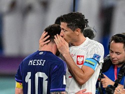 Di atas lapangan, ada adegan Lewandowski dan Messi saling berbisik. Foto: Anadolu Agency via Getty Images/Anadolu Agency